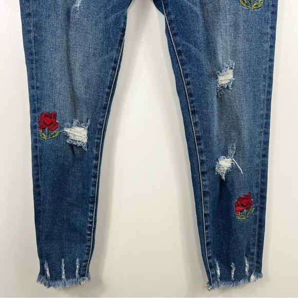 Driftwood Joyce Boho Rose Embroidered Distressed Raw Hem Cropped Jeans Size 26 - Picture 5 of 11